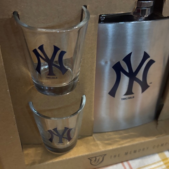 NY Yankees Silver Flask and Glass Set with Blue Accents - Picture 7 of 7
